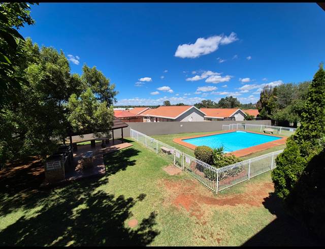 2 BEDROOM FLAT FOR SALE IN VANDERBIJLPARK SE 3